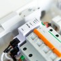 Shelly Pro 3EM Stromverbrauchsmessgerät (120A) in Weiß, montiert im Sicherungskasten.