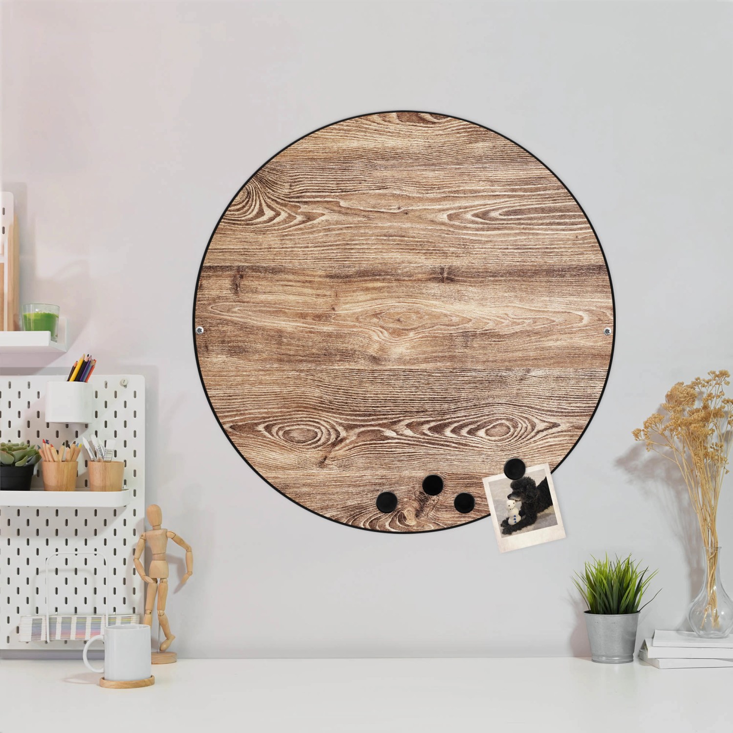 Runde, schwarze Magnettafel (47cm) mit Maserung als Wanddekoration mit Magneten und Foto.