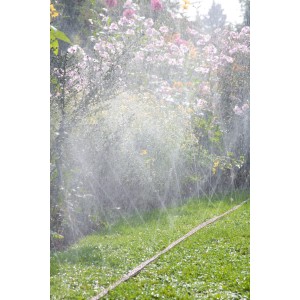 Bewässerung mit braunem Gardena Schlauch-Regner (Länge 15 m) im Garten.