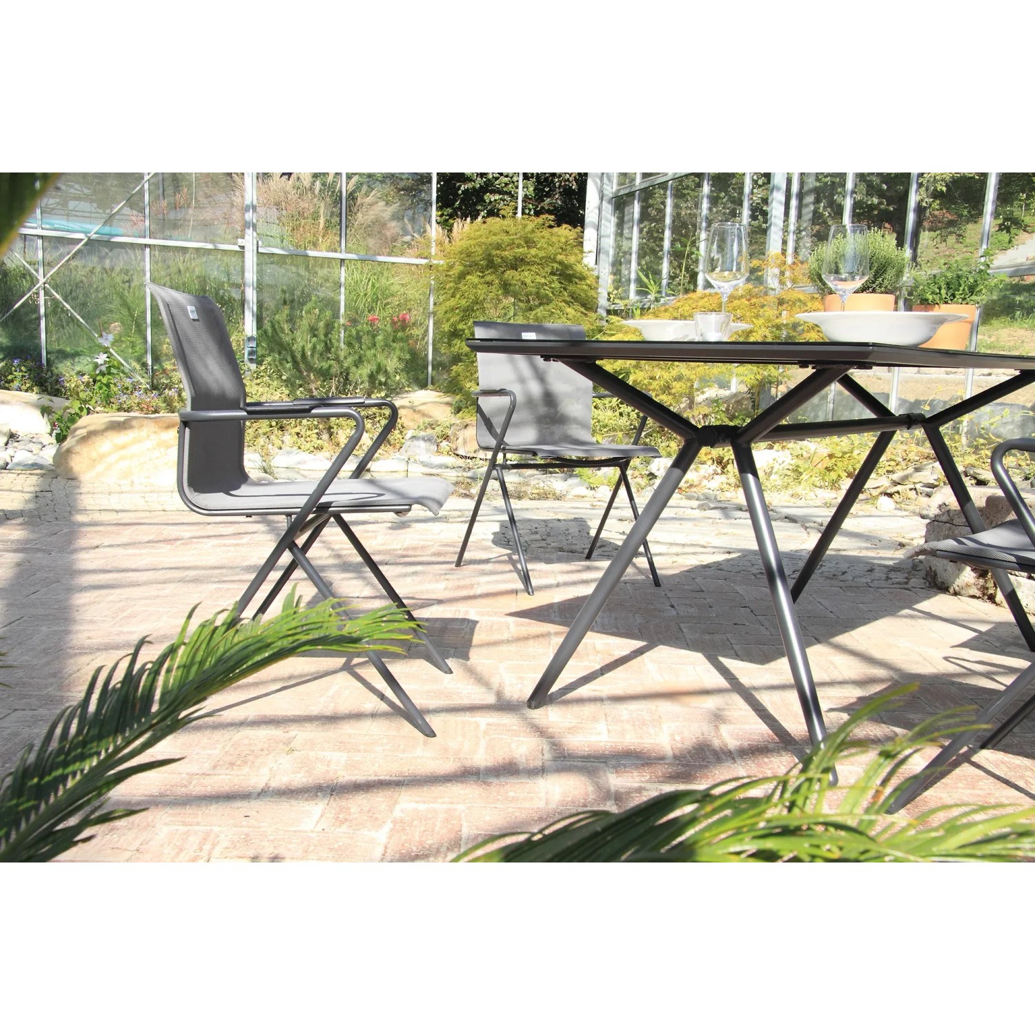 Acamp Gartenmöbel-Set Alpha: 4 Stapelsessel, 1 Glastisch in Anthrazit-Cemento. Wetterfest und modern.