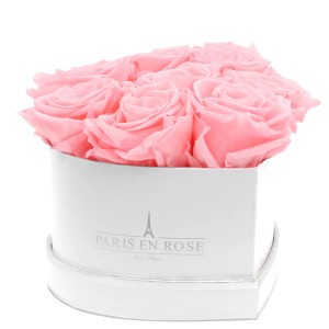 Herzförmige Rosenbox in Weiß-Silber mit 8 rosa Rosen.