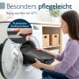 Frau legt anthrazitfarbene Beautissu Outdoor Bankauflage mit Reißverschluss in Waschmaschine. Bezug waschbar bei 30°C.