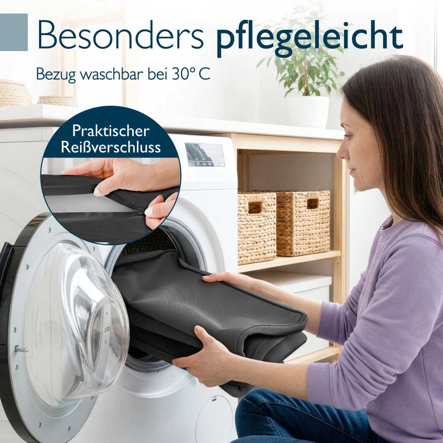 Frau legt anthrazitfarbene Beautissu Outdoor Bankauflage mit Reißverschluss in Waschmaschine. Bezug waschbar bei 30°C.