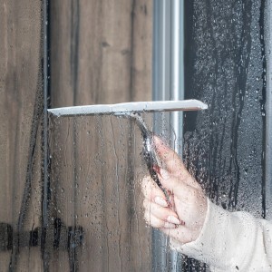 Schulte Duschabzieher Chrom in Nutzung zum Reinigen einer Duschkabine.