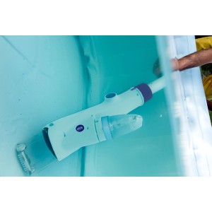 Weißer, kabelloser Gre Bodenreiniger Pool & Spa Vac im Pool, wiederaufladbar.