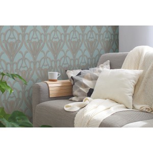 Türkis-braune Barock Vliestapete an Wand hinter Couch mit Kissen und Decke.