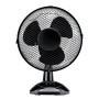 Schwarzer Tischventilator, Ø 23 cm, mit Metallschutzgitter für den sicheren Gebrauch.