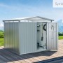 Biohort Metall-Gerätehaus Panorama, silberfarben, mit geöffneten Türen und Gartengeräten.