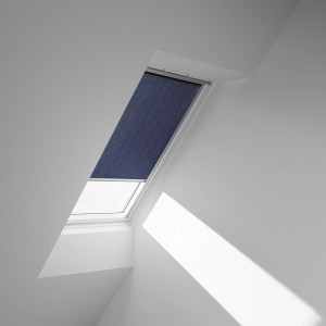 Velux Sichtschutzrollo, manuell, blau (9050S) im Dachfenster. Rollo für optimalen Sichtschutz.