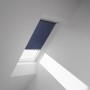 Velux Sichtschutzrollo, manuell, blau (9050S) im Dachfenster. Rollo für optimalen Sichtschutz.
