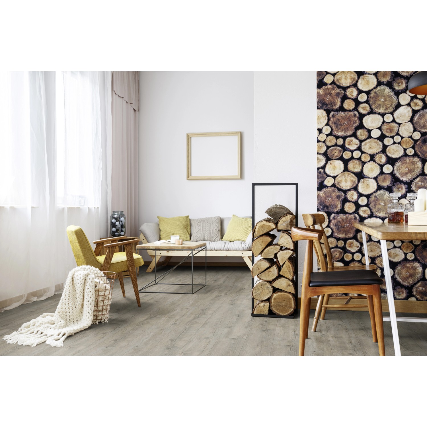 Wohnraum mit Gerflor Vinylboden Senso Clic Pecan in Holzoptik, 4,5 mm Stärke.