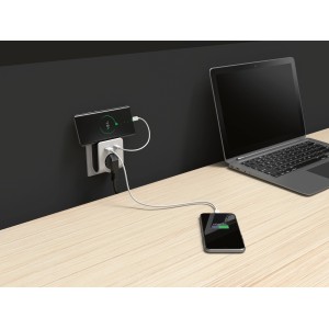Weiß-grauer USB-Adapter mit einziehbarem Kabel lädt Smartphone und Laptop über eine Steckdosenleiste.
