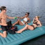 Bestway Hydro Force Sun Soaker: Schwimmende Plattform mit Personen und Kühlbox auf dem Wasser.