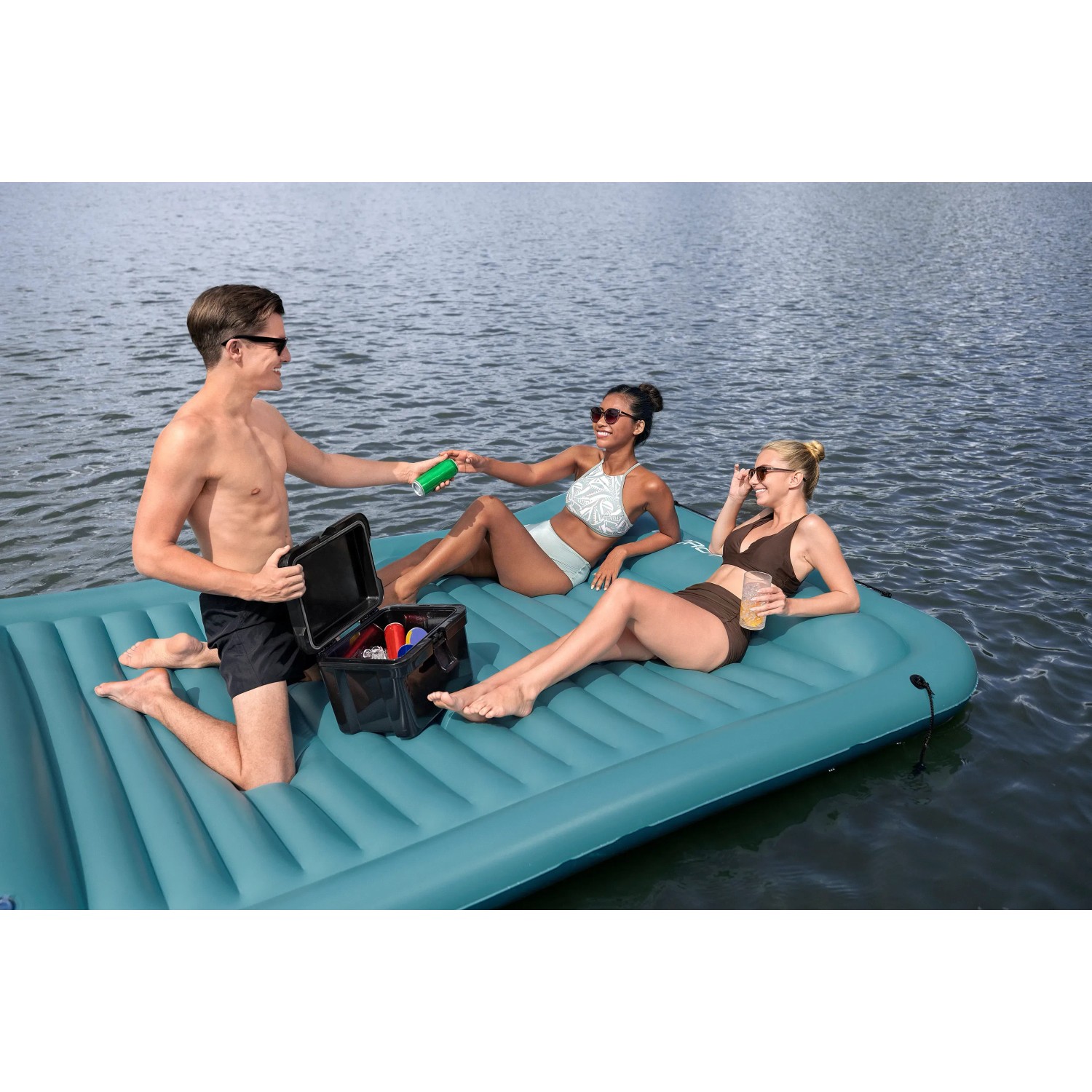 Bestway Hydro Force Sun Soaker: Schwimmende Plattform mit Personen und Kühlbox auf dem Wasser.