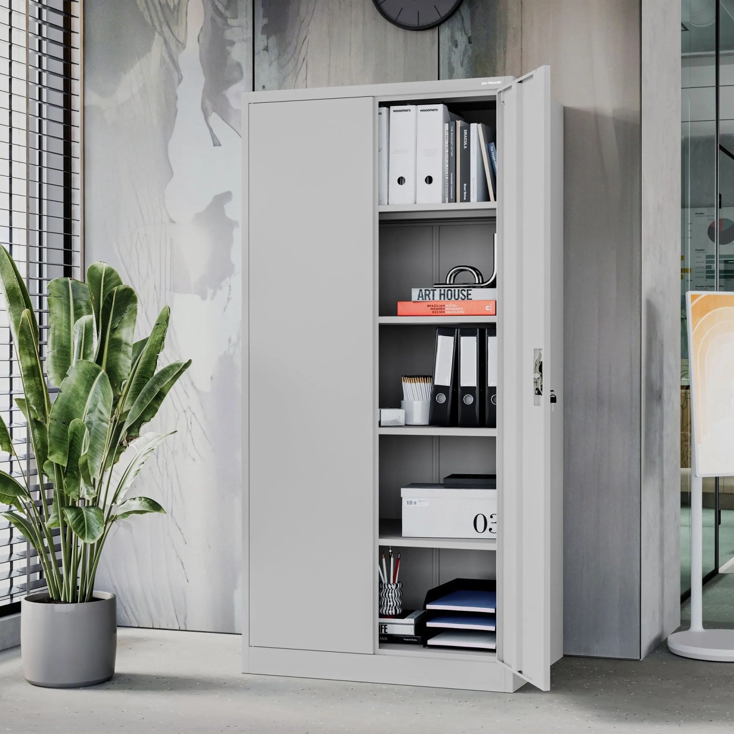 Grauer JAN NOWAK Metallschrank JAN D600 mit offenen Türen, zeigt flexible Regale für Ordner und Bürobedarf. Ideal für Büro & Werkstatt.