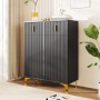 Schwarzes Sideboard Schuhschrank mit geriffelter Front, goldenen Griffen und Beinen. Moderne Schuhkommode.