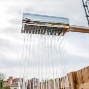 Detailaufnahme: Rechteckiger Duschkopf der Gre Gartendusche aus Edelstahl mit Wasserstrahl.