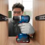 Mann schraubt mit blauem Bosch Professional Akku-Bohrschrauber GSR18V-52 in Holzschrank. Kompaktes 18V Akkugerät.