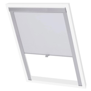 Weißes Verdunklungsrollo (SK08) für Velux Fenster, ideal zur Beschattung von Dachfenstern.