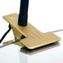 Detailaufnahme der Messing-matten Orion LED Klemmleuchte. Praktische Befestigung für flexible Beleuchtung.