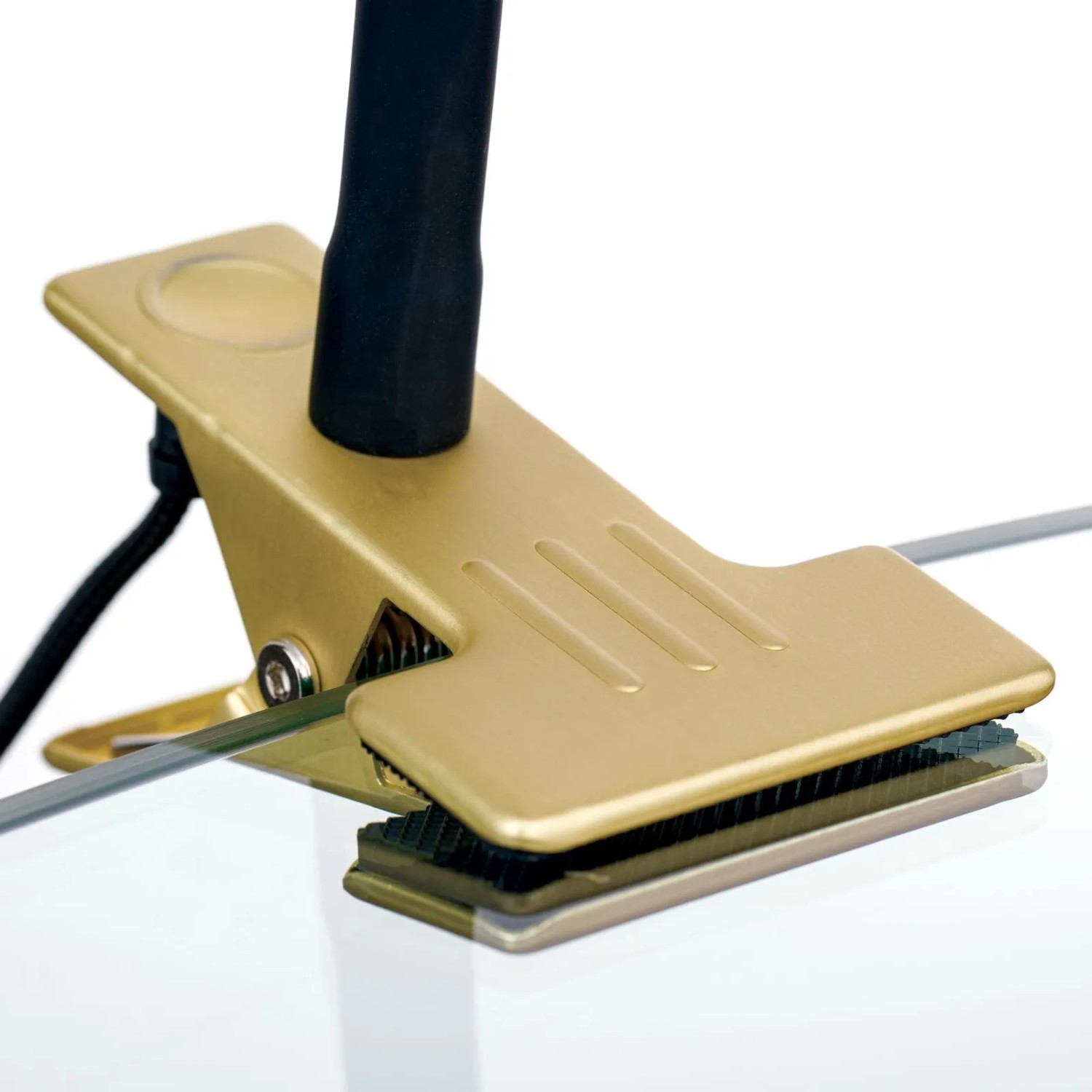 Detailaufnahme der Messing-matten Orion LED Klemmleuchte. Praktische Befestigung für flexible Beleuchtung.