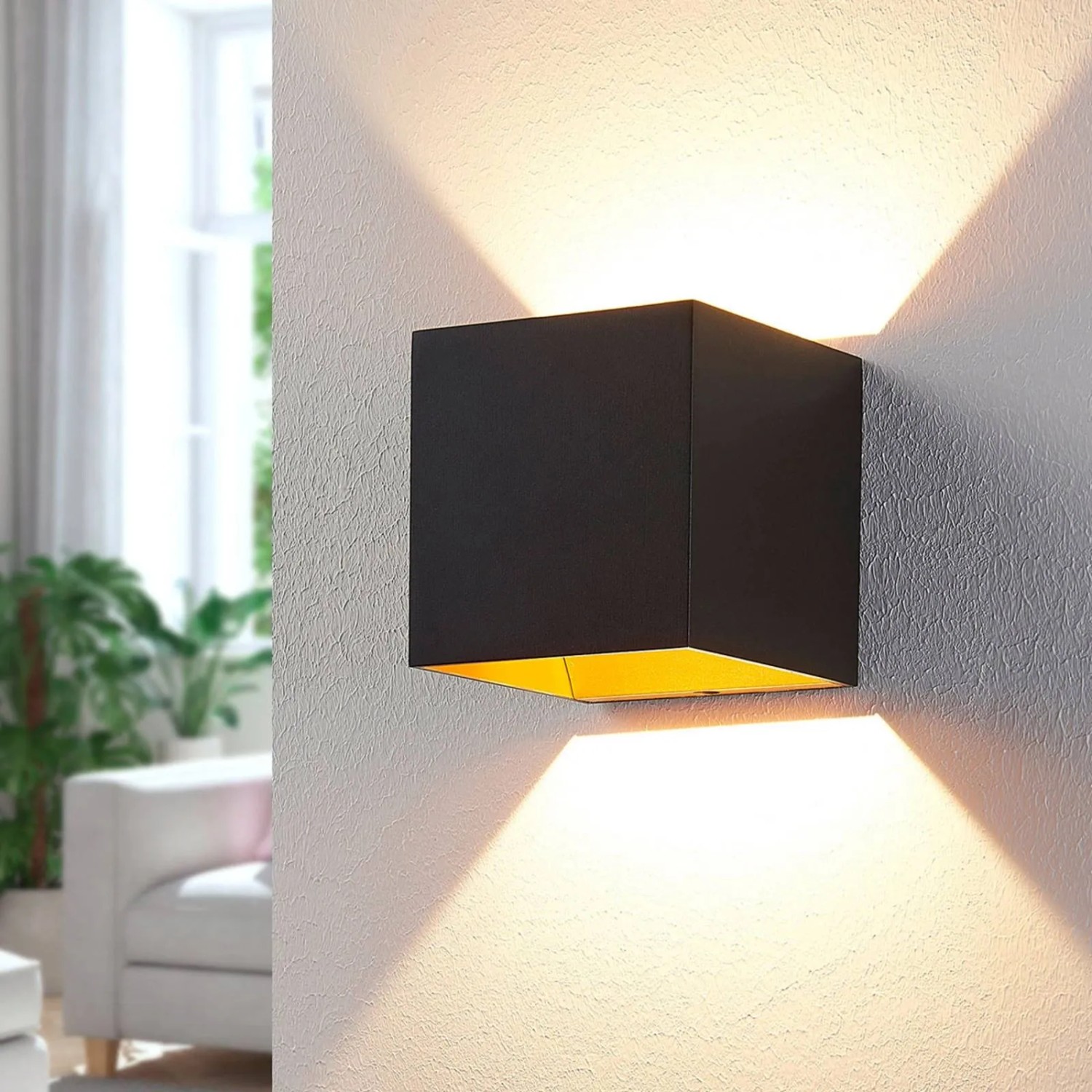 Moderne, schwarze LED Wandleuchte Zuzana aus Aluminium für Innen, warmweißes Licht.
