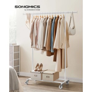 Weißer Songmics Kleiderständer mit Rollen, beladen mit Kleidung, Schuhen und Taschen.