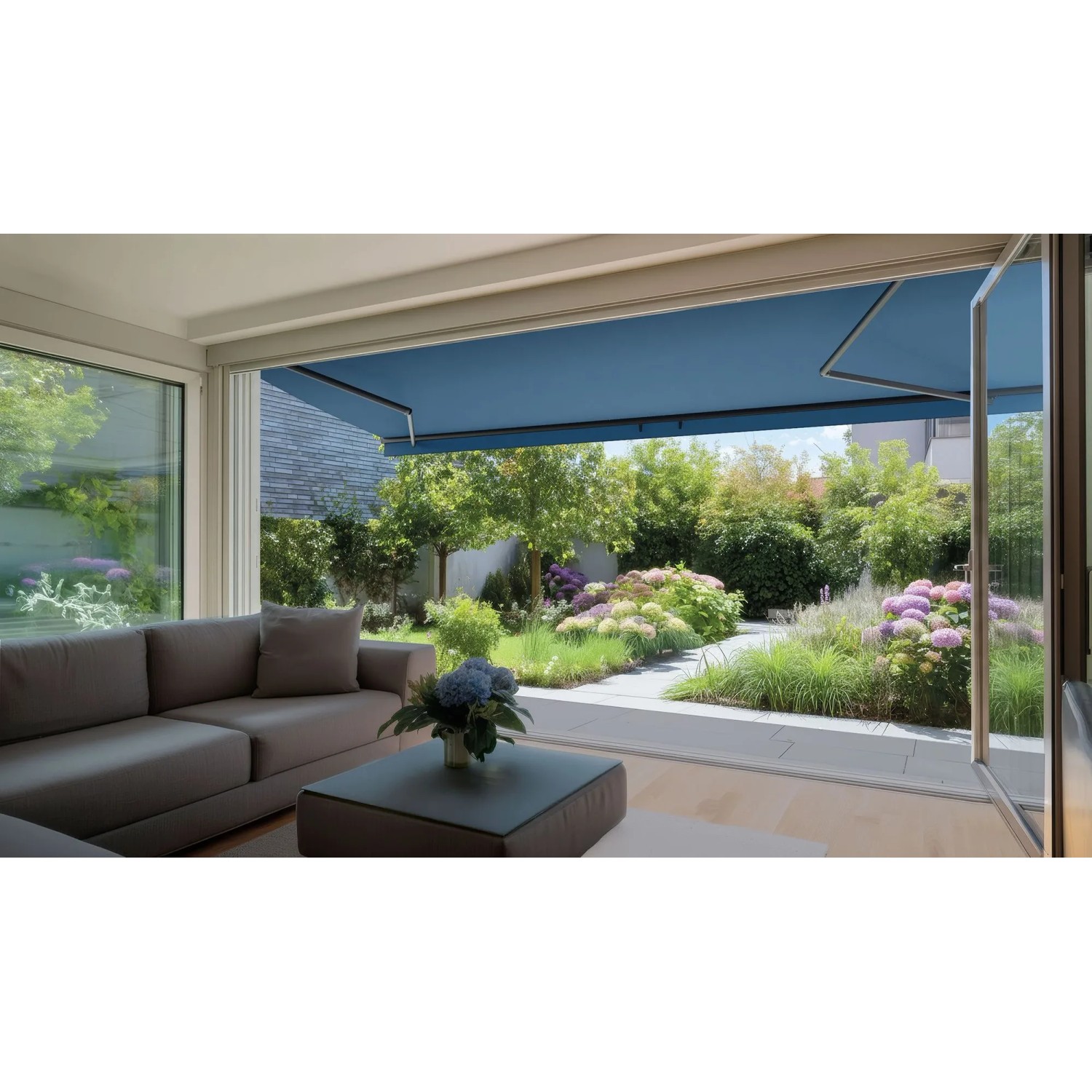 Halbkassettenmarkise Reno, 3x2 m, anthrazit mit blauem Stoff, montiert an einem Haus mit Blick in den Garten.