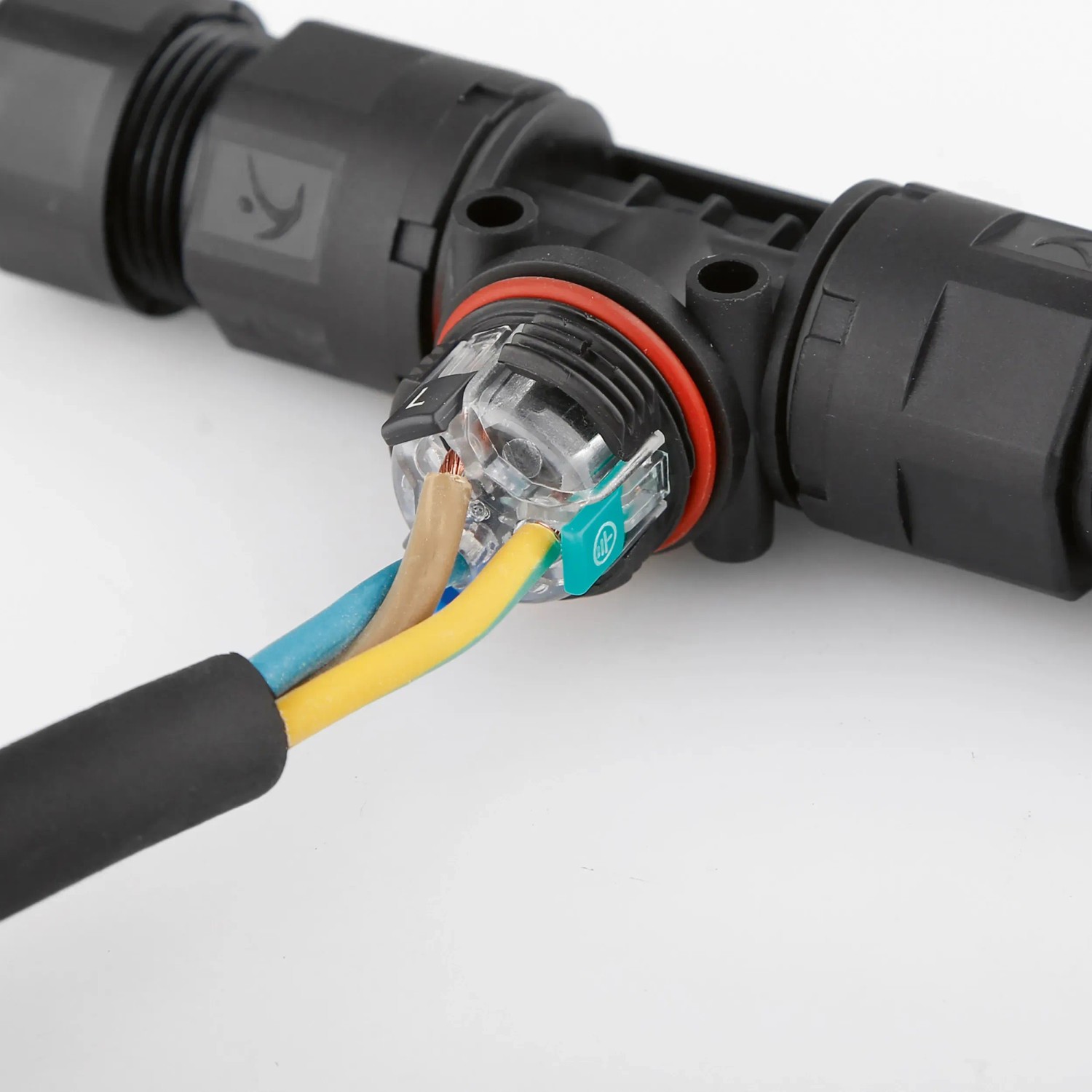 Wasserdichter Stecker (3 x 1,0-2,5 mm²) IP68 für sichere Kabelverbindungen im Außenbereich.