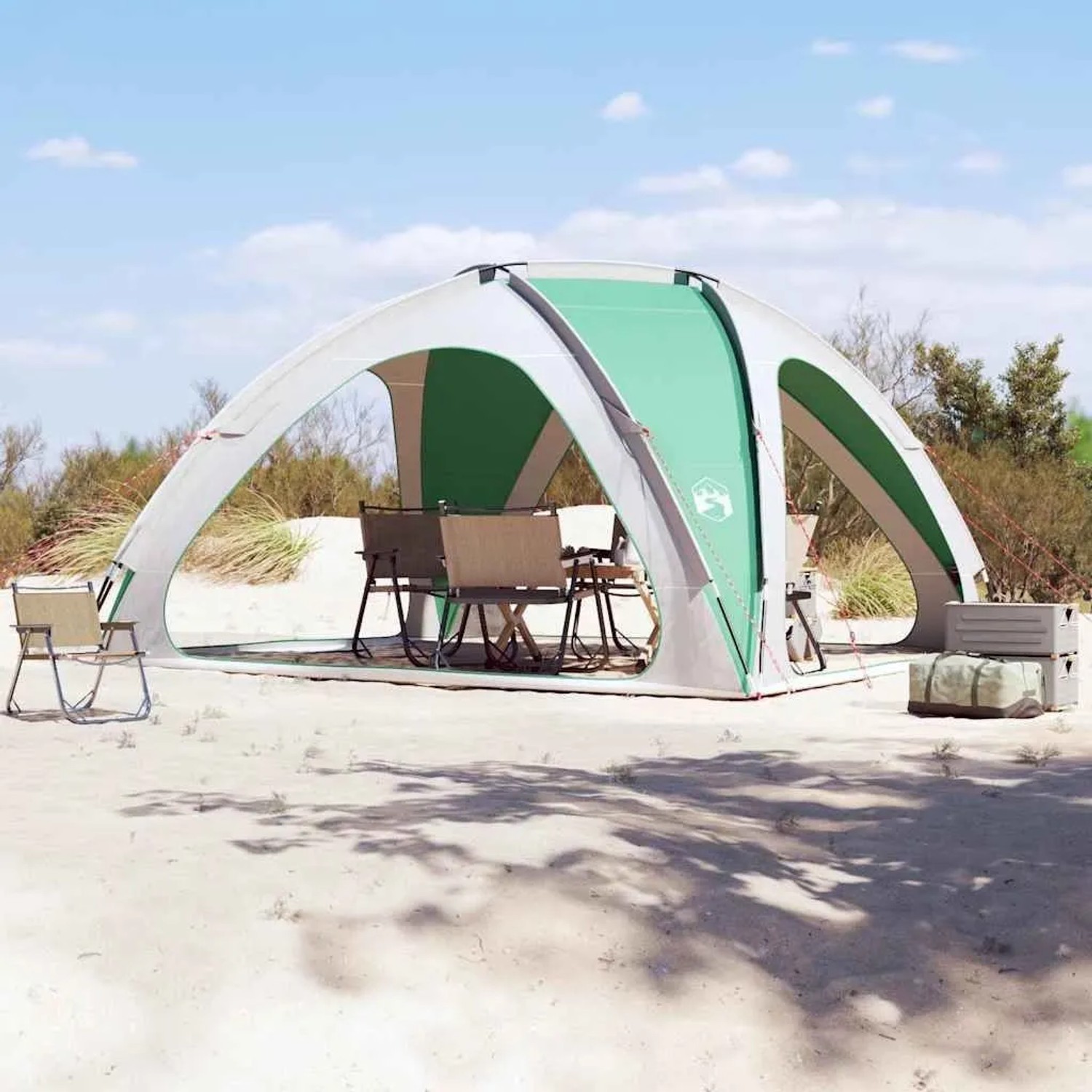 Meergrünes Partyzelt mit grauem Gestell auf Sandboden, Tisch und Stühle darunter. Ideal für Outdoor-Events.