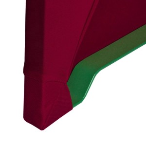 Bordeauxrote Stretch-Biertischhusse, passgenau über grünes Möbelbein gezogen. Zeigt elastische Passform und Fußverstärkung.
