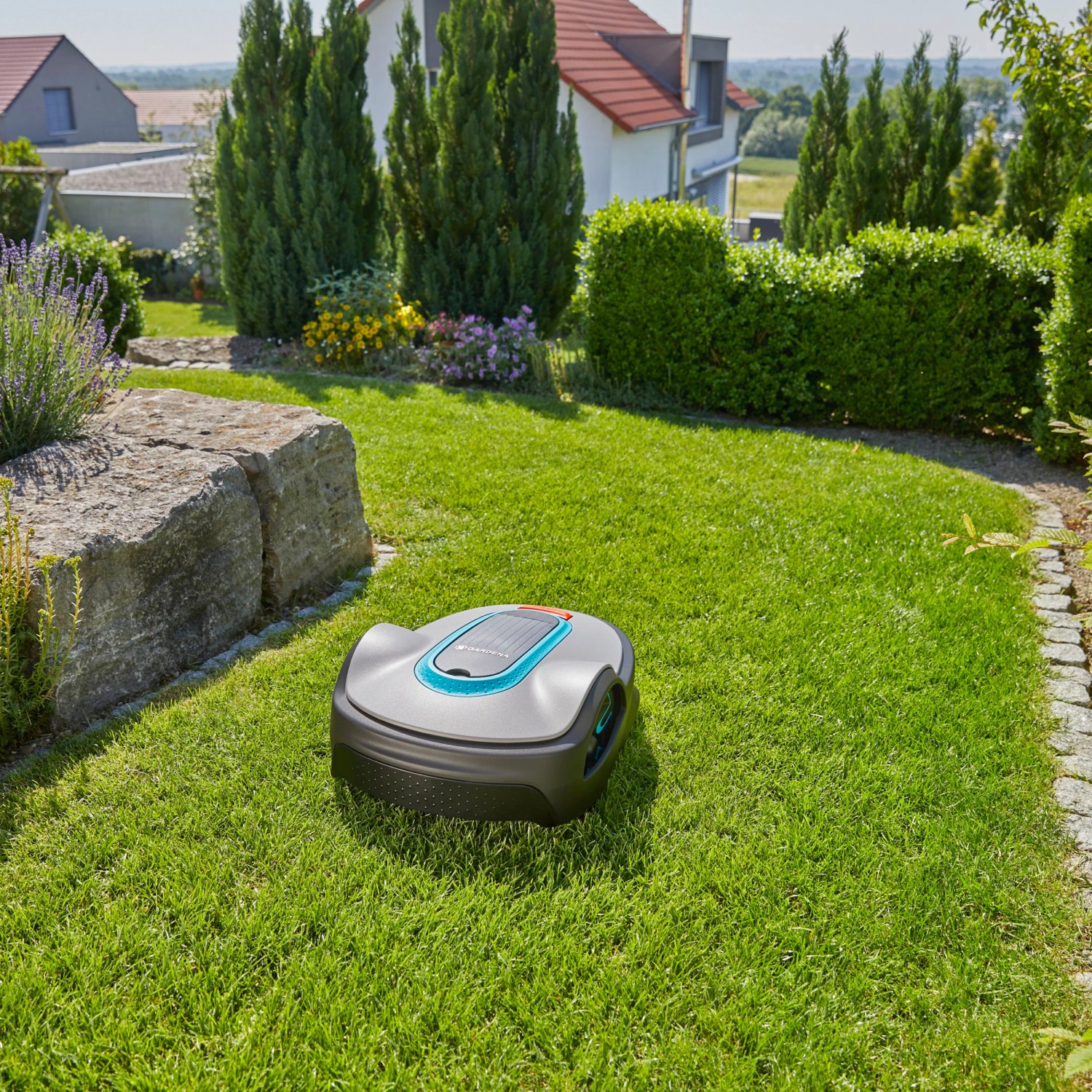 Gardena Sileno life 750 Mähroboter auf Rasenfläche im Garten.