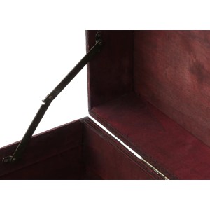 Geöffnete, eckige MCW Holztruhe Antibes in Antikoptik, Detailansicht des Innenraums und des Scharniers.