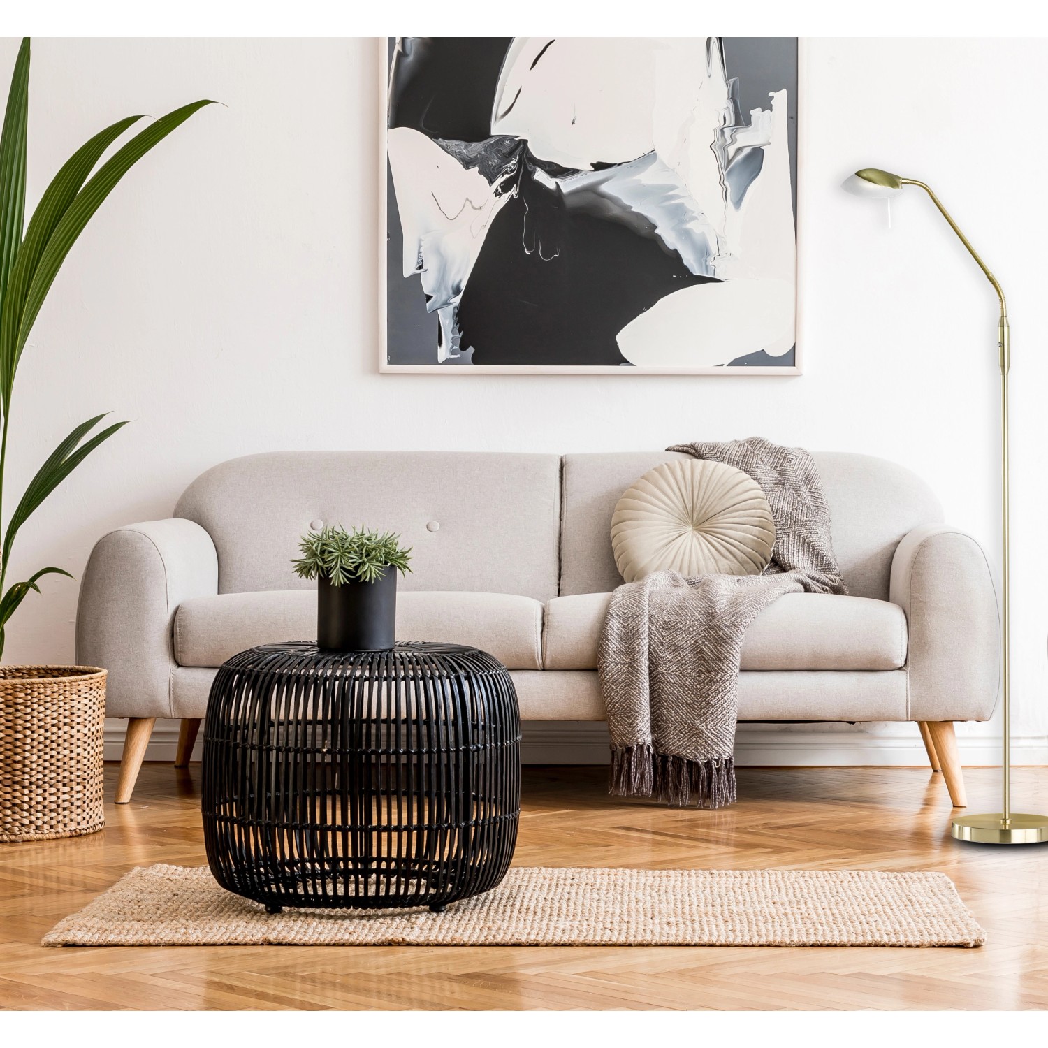 Goldene LED-Stehleuchte Pool TW von Fischer & Honsel im Wohnzimmer.