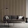 Wohnraum mit Amadeo Akustikpaneel Eiche Natur an der Wand hinter einem Sofa.