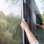Montage des anthrazitfarbenen Tesa Pollenschutzgitters am Fenster.