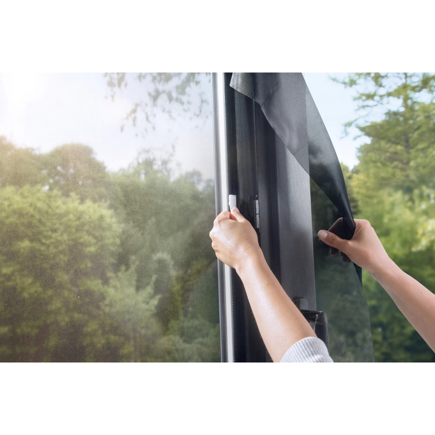 Montage des anthrazitfarbenen Tesa Pollenschutzgitters am Fenster.