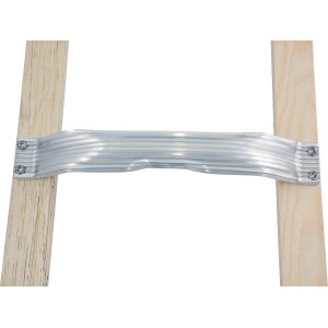 Detailansicht: Sprosse der Krause Dachleiter aus Alu und Holz.
