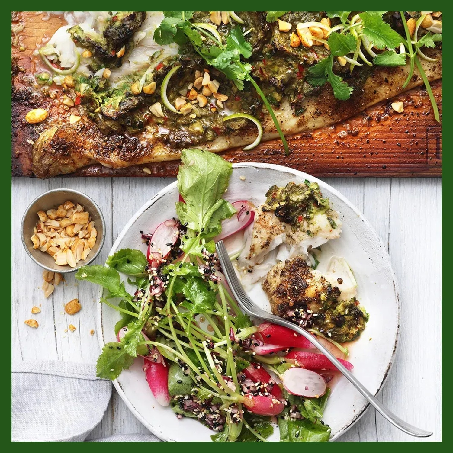 Weber Grillrezeptbuch Ultimate Heat: Gericht mit Fisch, Salat und Kräutern.