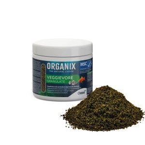 Oase Organix Veggievore Fischfutter-Granulat, 175ml Dose mit Futterhaufen.
