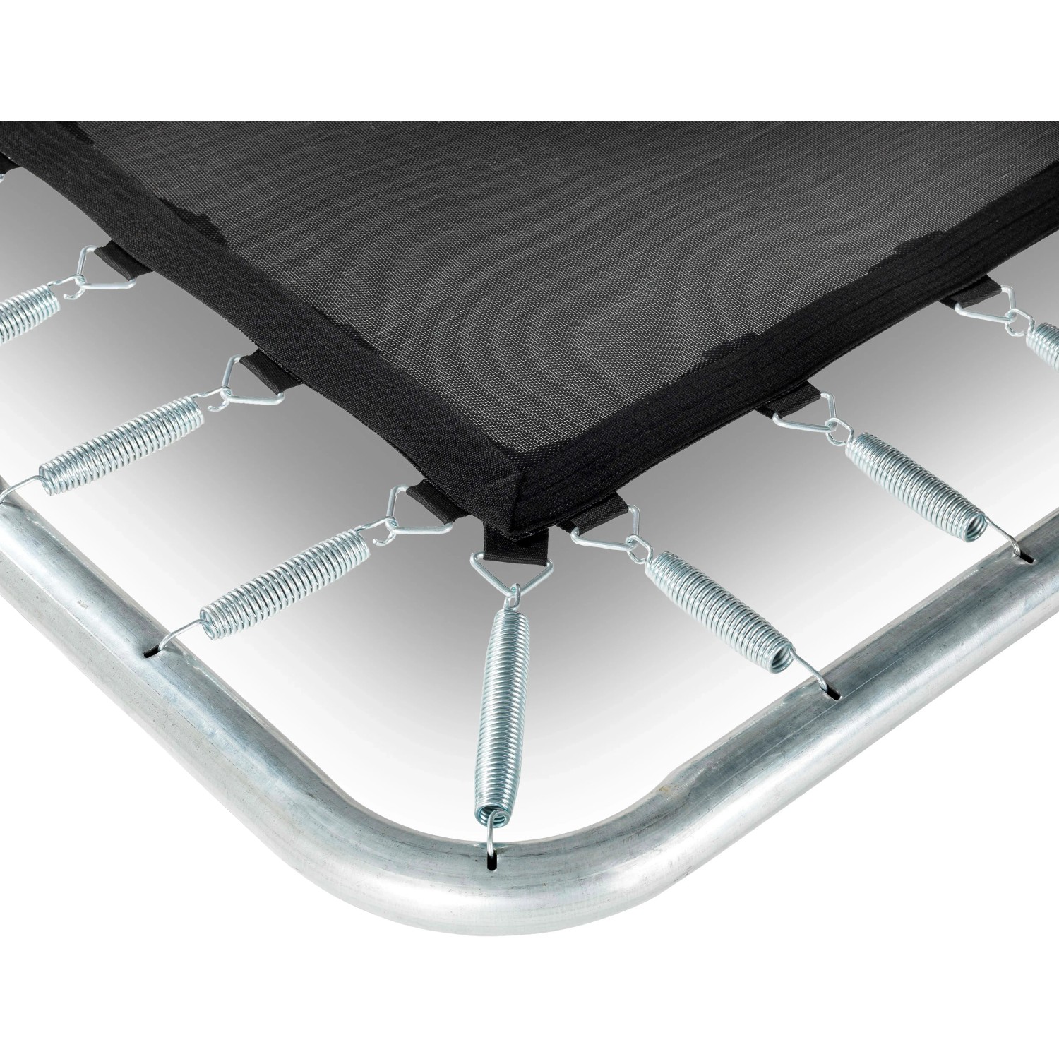 Detailaufnahme Bodentrampolin: Schwarze Sprungfläche, Federn und Rahmen des EXIT Silhouette Trampolins.