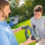LUX Akku-Stichsäge A-ST-20 mit Akku im Garten. Stichsäge für Holz-, Metall- und Kunststoffarbeiten.