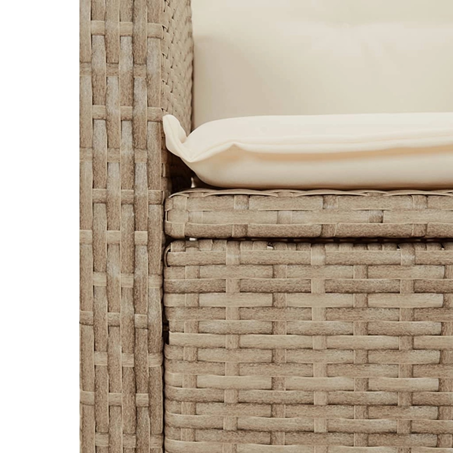 Detailansicht: Beige Poly Rattan Gartenmöbel Essgruppe mit Kissen.