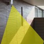 LUTEC LED-Kameraleuchte Elara Secury-Light an Hauswand mit gelbem Erfassungsbereich.