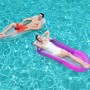 Zwei Personen entspannen auf einer Bestway Aqua-Lounge Wasserhängematte im Pool.