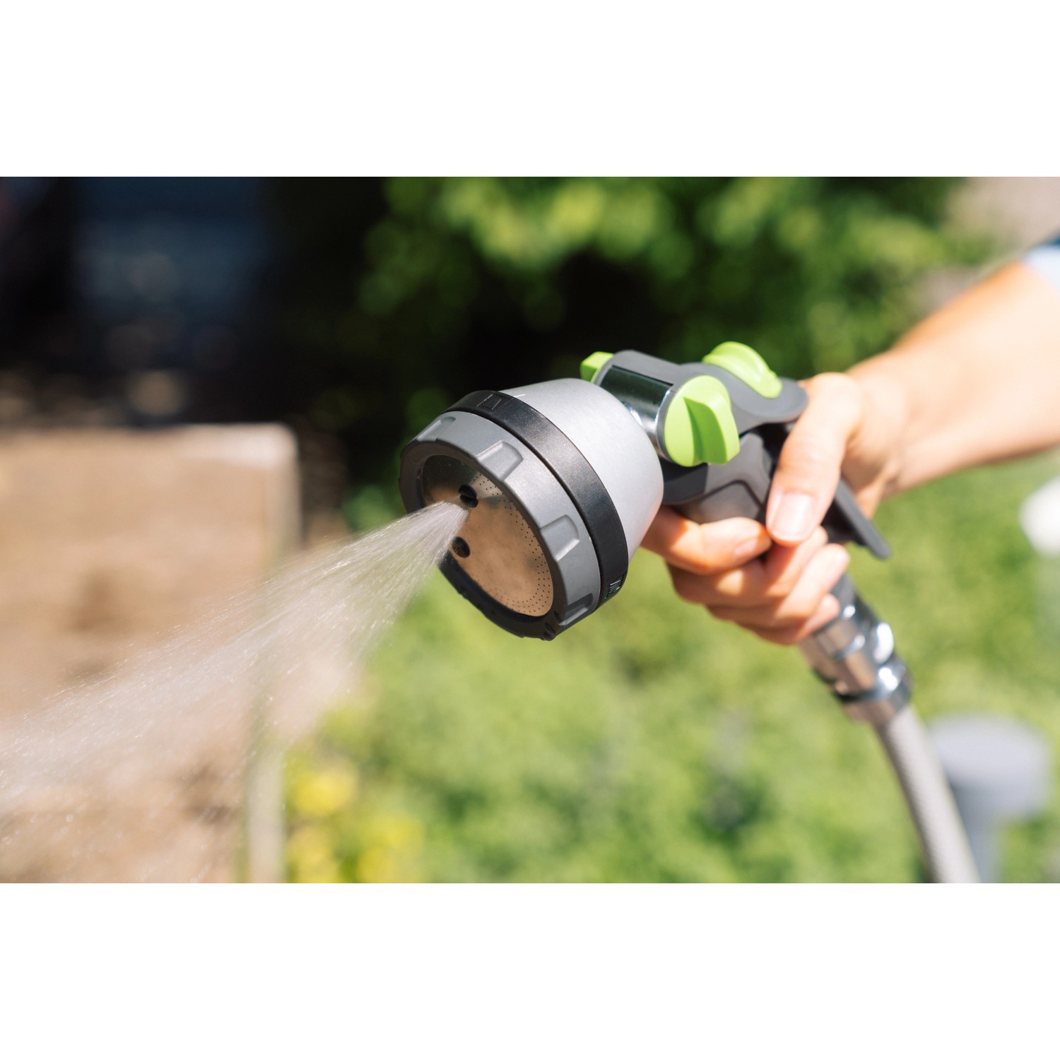 Graue Geka Multibrause Plus 3S in Aktion: Gartenspritze mit verschiedenen Sprühbildern.