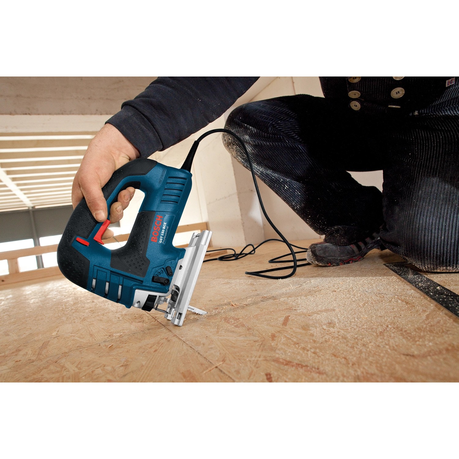 Bosch Professional GST 150 CE Stichsäge beim Sägen von Holz.