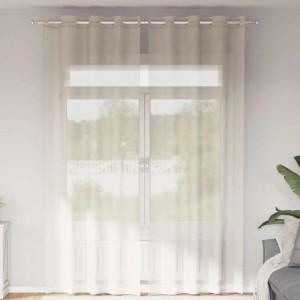 Zwei cremefarbene Voile Vorhänge (140x300 cm) mit Ösen am Fenster, filtern sanft das Licht.