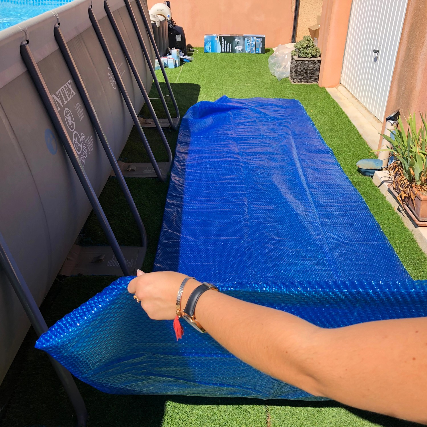 Blaue Summer Fun Solarfolie für Rundpool bis Ø 350 cm wird auf einen Pool aufgelegt.