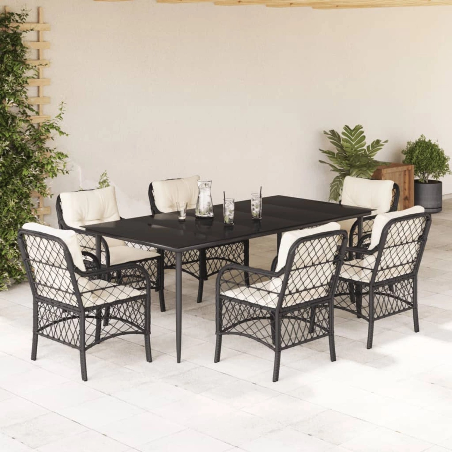 Schwarze 7-tlg. Garten-Essgruppe aus Polyrattan mit Tisch, Stühlen und cremeweißen Kissen.